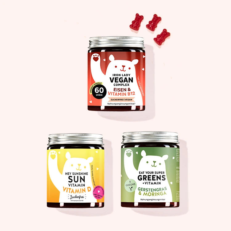 3er Set "Green Iron Boost" bestehend aus den Iron Lady Vegan Vitamins mit Eisen, den Hey Sunshine Sun Vitamins mit Vitamin D sowie den Eat your Super Greens Vitamins mit Gerstengras von Bears with Benefits